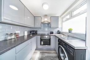 RYAN AIR I BNB - Huge 4 Bedroom House with Free Parking